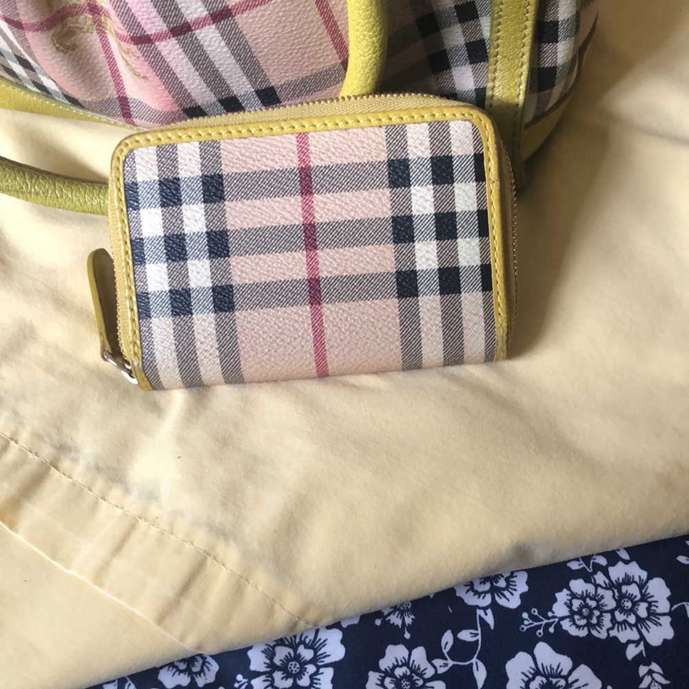 Burberry checkered handbag, please note that it does not have a shoulder strap. - Picture 6 of 6